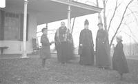 [Group playing ball on Stouton lawn, Philadelphia, Pa.] [graphic].