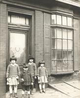 [Russian Jewish children standing in front of a building at 412 South 21st Street, Philadelphia] [graphic].