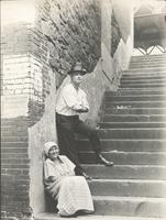 [Jewish man standing and Irish woman seated on a staircase, between Water and Front Streets, north of Market Street, Philadelphia] [graphic].