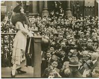 Madame Alma Gluck sings Star Spangle Banner for Liberty Loan during War. Phila, Pa.