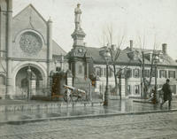 Market Square showing two old houses. Monument to soldiers who fell in War of Rebellion. Erected 1883.